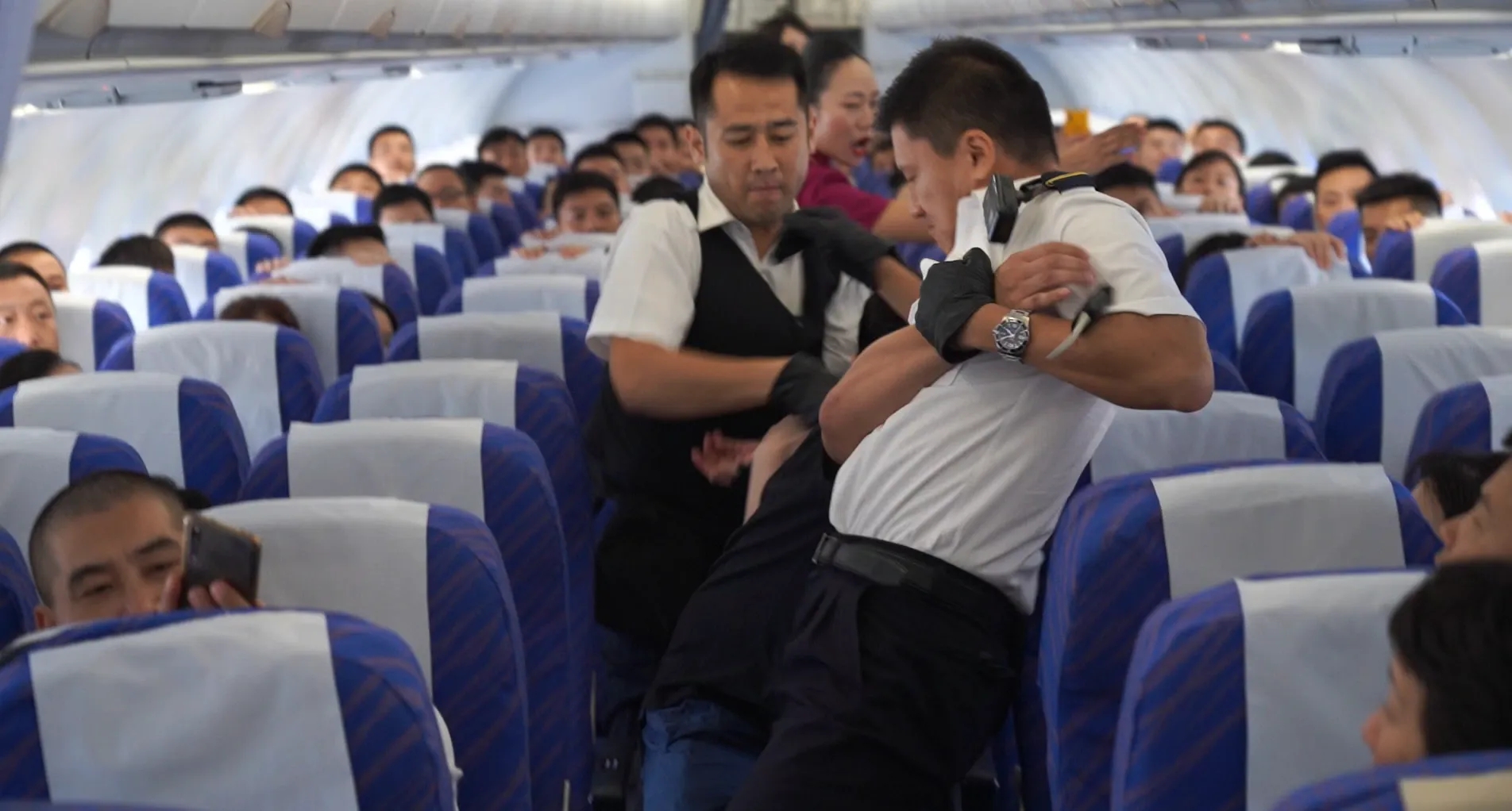 飞机上遇见劫机怎么办,飞机上遇到劫机可以击杀吗