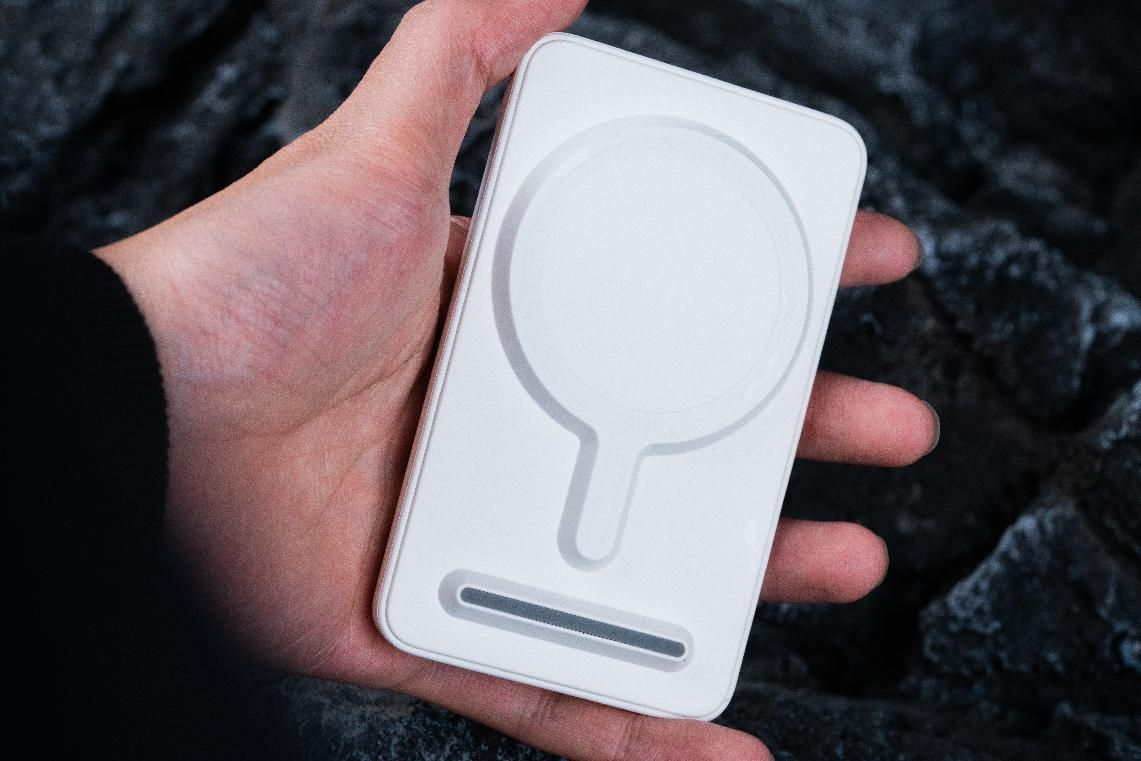 65w磁吸充电宝带支架,一款简约的磁吸充电宝还可当支架