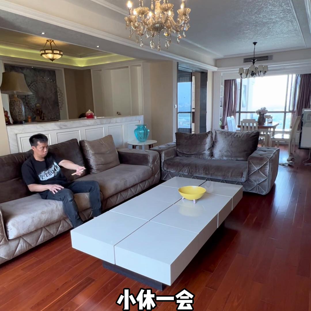 19岁买的房子，今天就带着我的清洁小分队去开荒啦#石头...