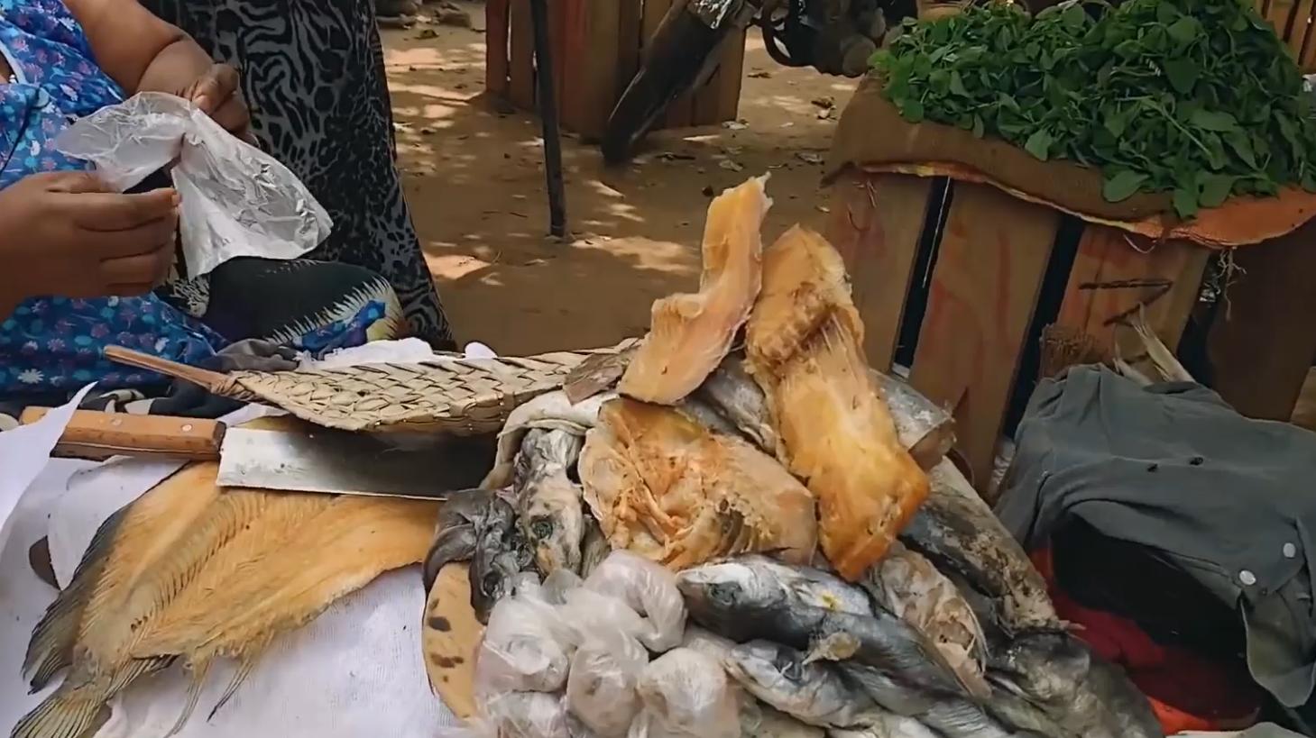 非洲物价多低？2美元逛加纳市场，没想到能买这么多东西