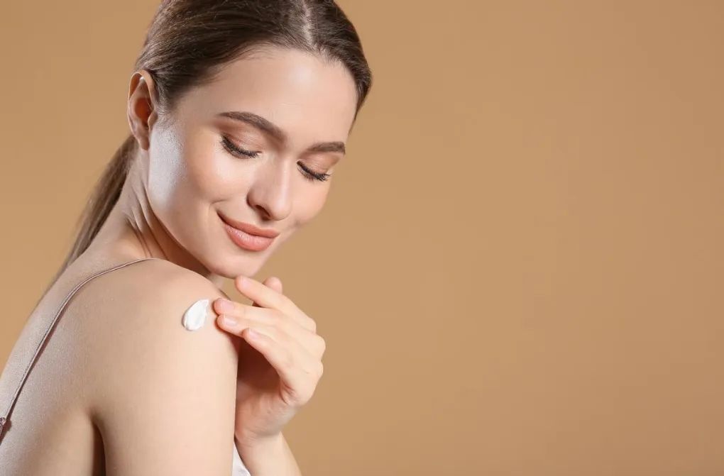 如何让身体皮肤变得细腻光滑,怎样才能使脸部皮肤光滑细腻美白