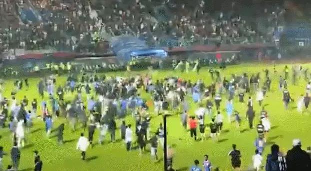 球迷冲进球场拥抱梅西后续被合影,球迷冲进球场拥抱梅西被摁倒在地