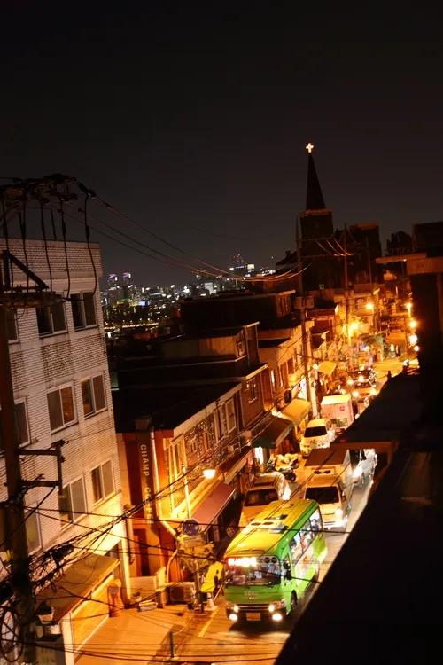 1.4公里的街上挤满了10万人，梨泰院是干嘛的，为啥这么多人