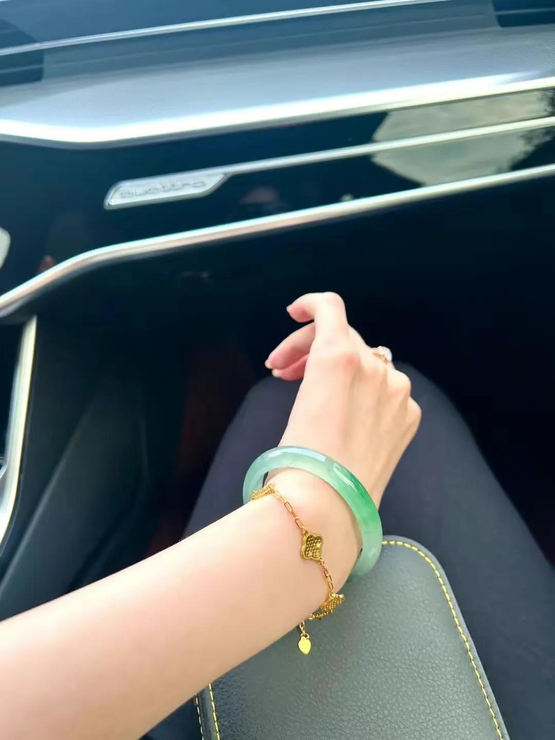 北京一女士花27000元买下的玉镯抠下标签后，没想到只值几百元了