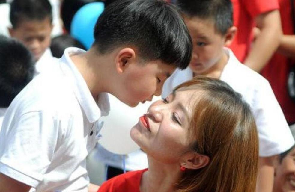 儿子迷恋妈妈同床睡20年，畸形关系曝光让人深思