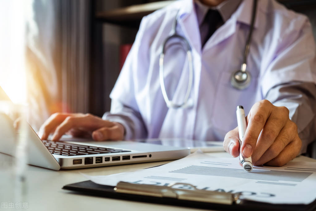 女子来医院送礼,诊室怎么送礼