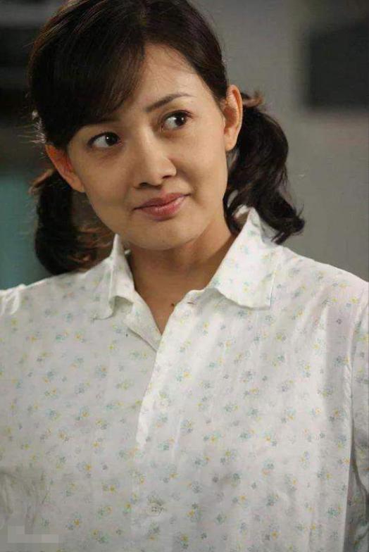 牛莉一家三口近照曝光,牛莉晒一家三口照片