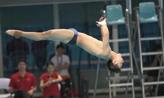 陈艾森双人默契跳水,陈艾森跳水队腹肌