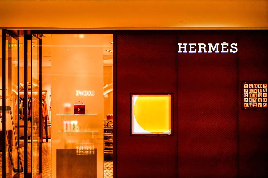 晚买一天多花5000，LV门店排长龙，谁在抢购涨价的奢侈品？