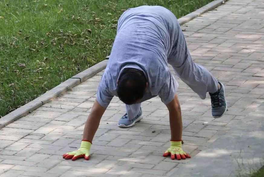 怎样使用划船机不伤膝盖,划船机如何不用腰发力