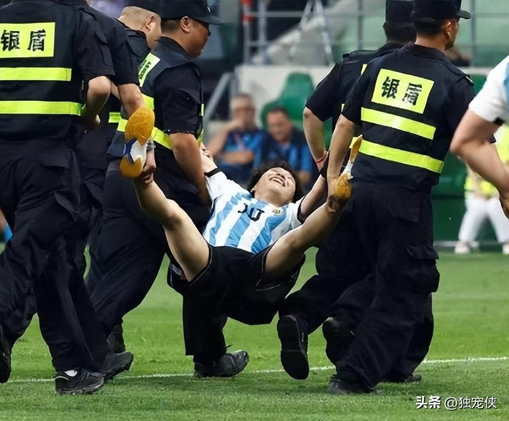 那个拥抱梅西的中国球迷后续如何,中国足球迷无数次伤心时刻