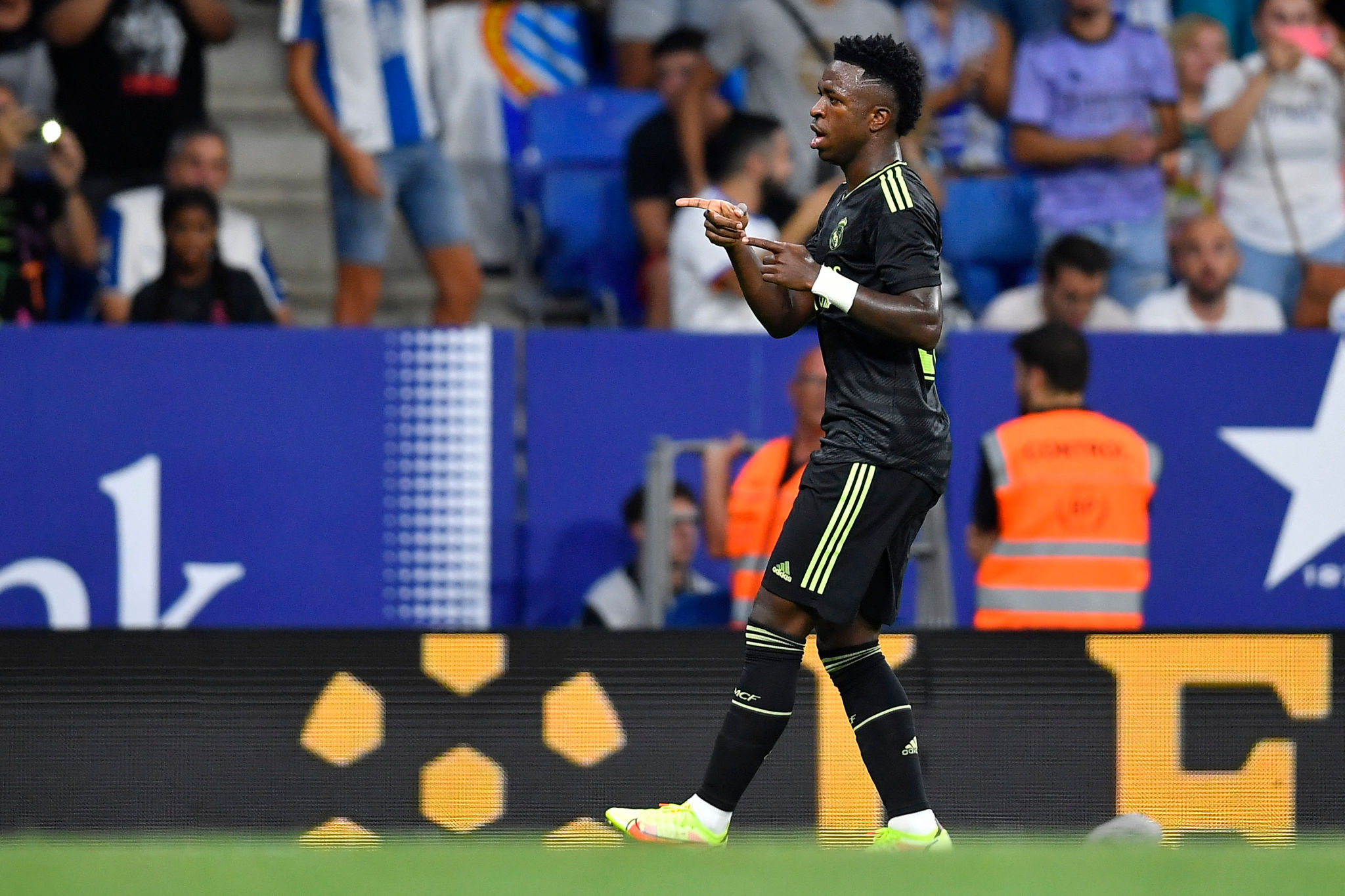 皇马五比二利物浦本泽马,本泽马补时绝杀皇马2-1埃尔切