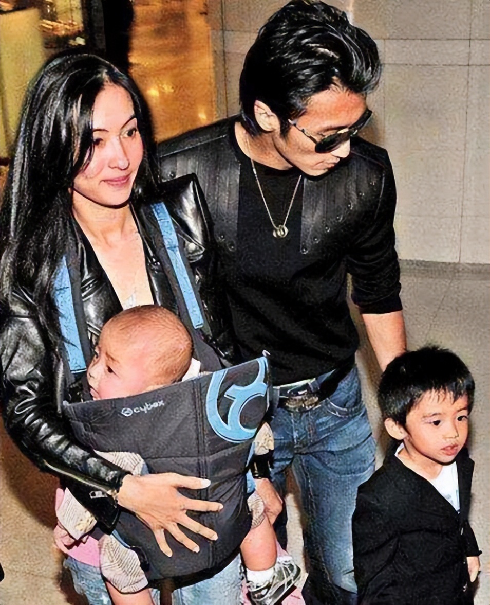 王菲与李嫣秀恩爱,谢霆锋王菲年轻时候机场带窦靖童