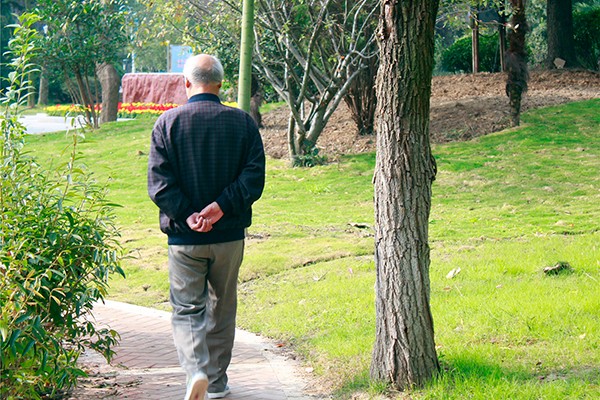 吃完饭后是坐着好还是立马走动,中午吃完饭后是坐着好还是运动好