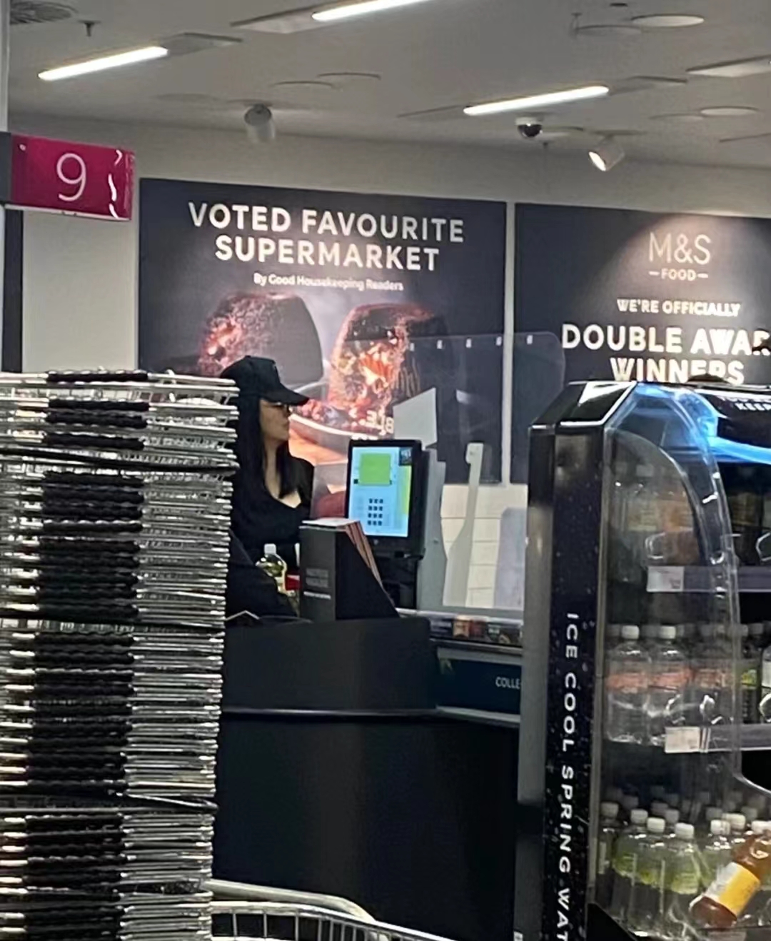 李湘晒出王诗龄穿英国校服照,李湘王诗龄亲子装图片