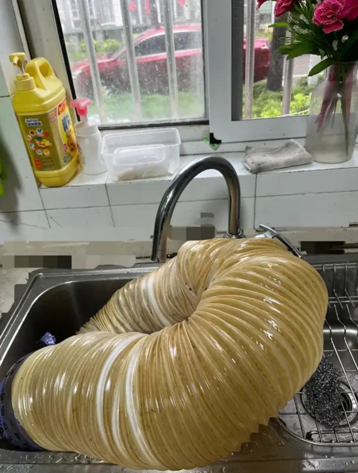 更换抽油烟机旧的先卸哪个部位,老式顶吸式油烟机滴油管更换