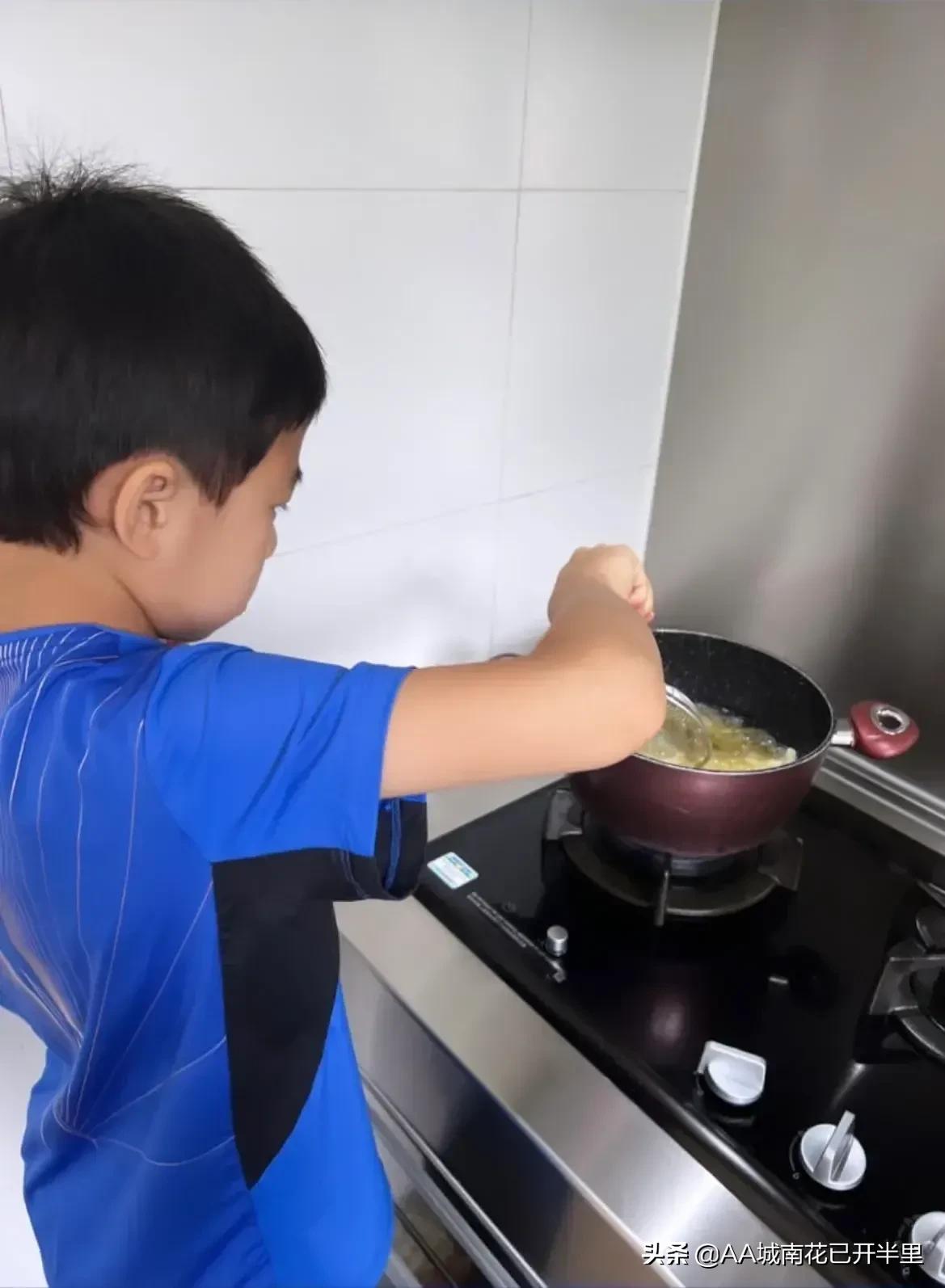 霍启刚晒仨娃吃饭照片非常接地气,霍启刚晒儿子