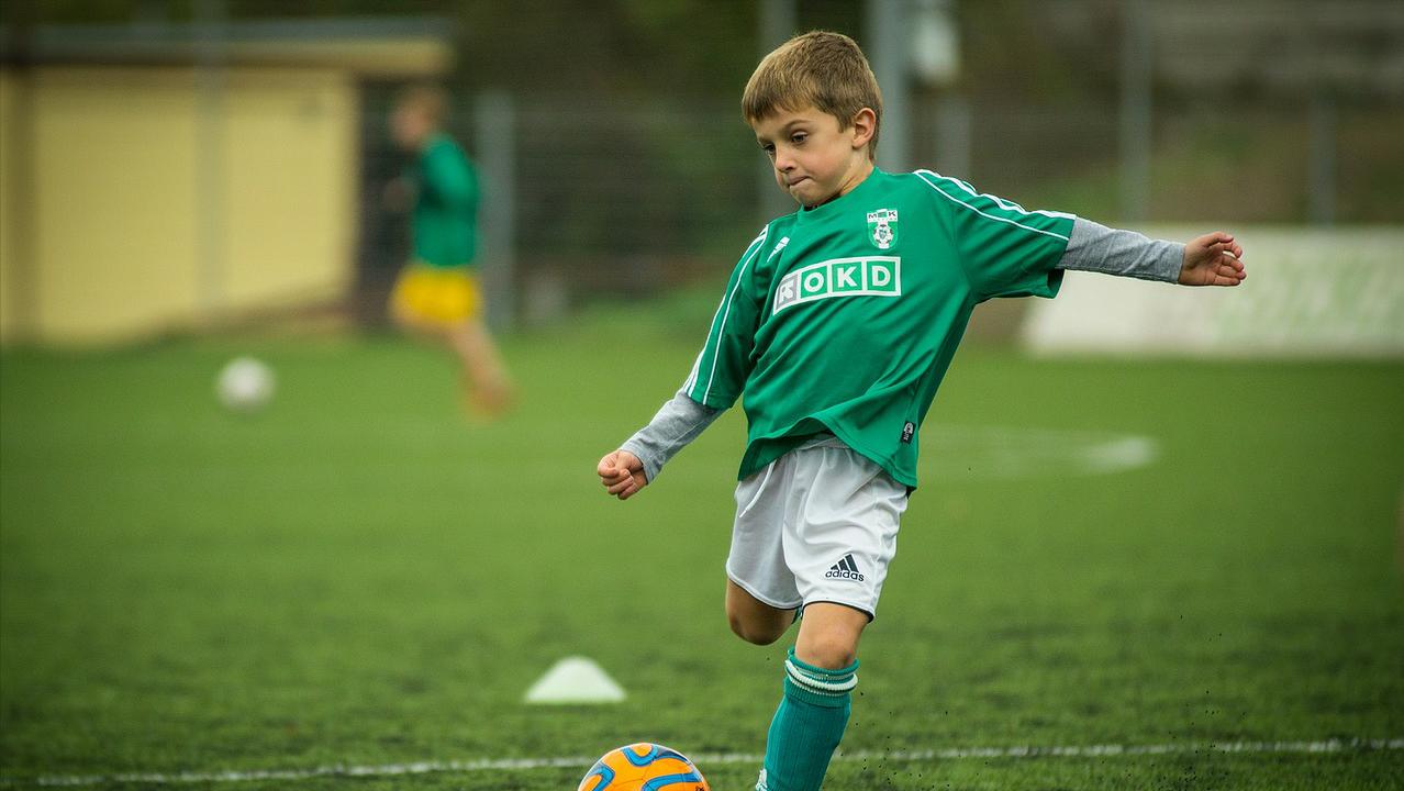 梅西的传奇人生全集,传奇梅西从侏儒症患者到世界球员