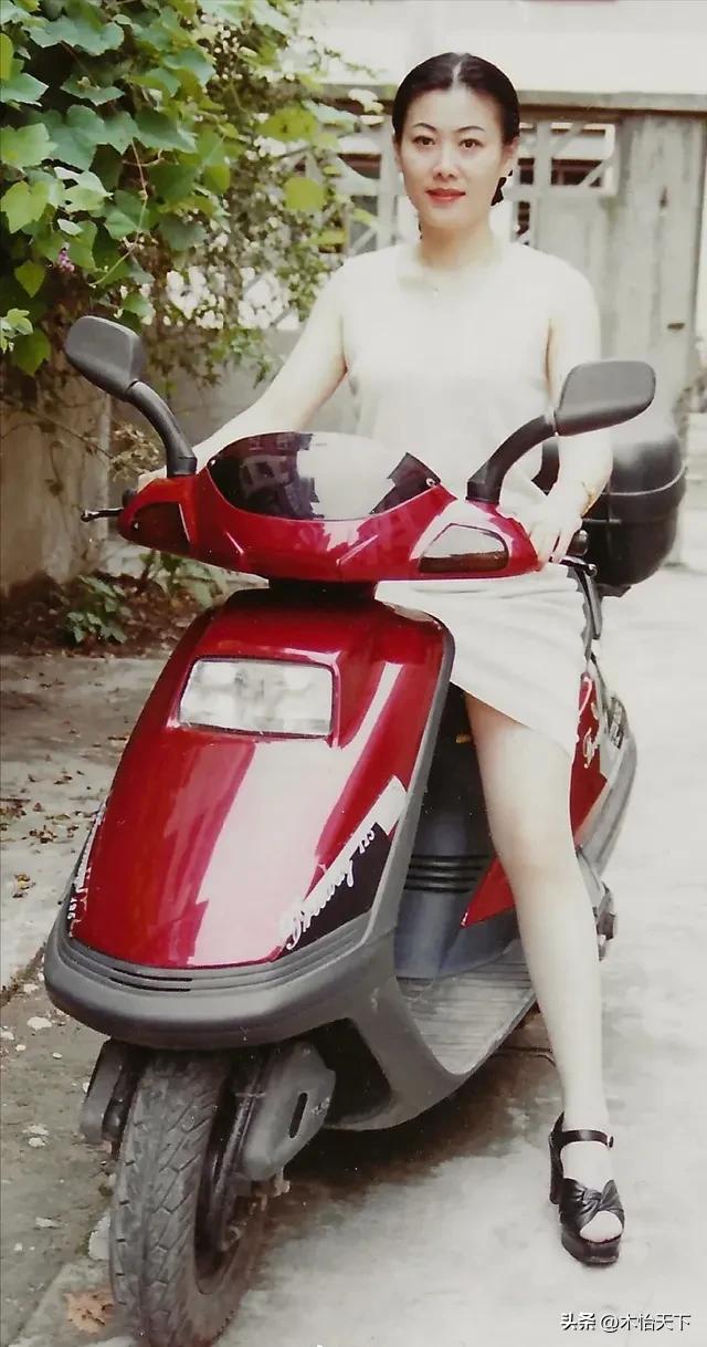 三十多年前的一张老照片,村里第一辆摩托车