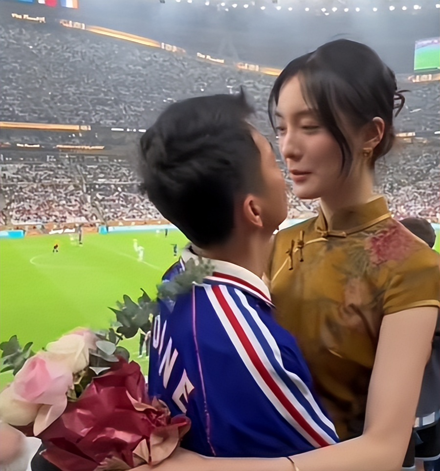 恭喜！夫夫世界杯决赛求婚成功，与1米8模特女友王汝妍甜蜜拥吻