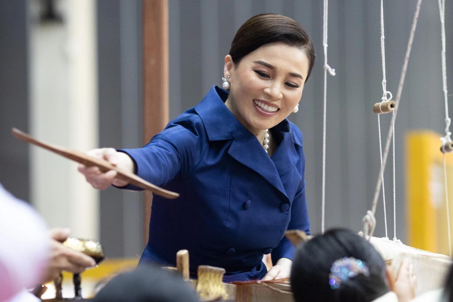 苏提达穿搭越来越新潮,苏提达穿礼服裙佩戴珠宝