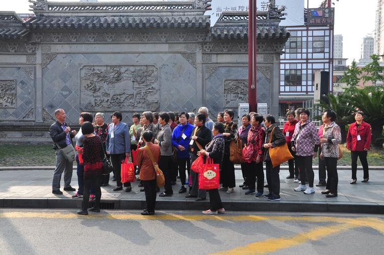 48岁导游中暑后去世,北京导游中暑身亡事件