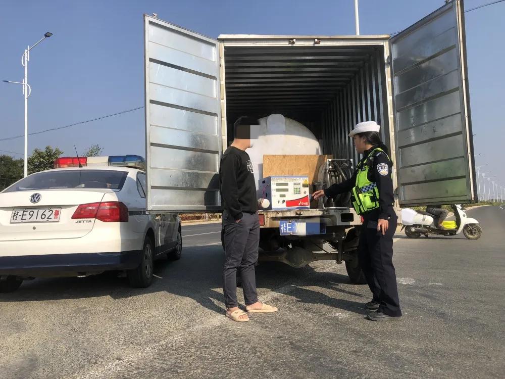 温溪打击非法加油车,查处黑加油车消除流动炸弹