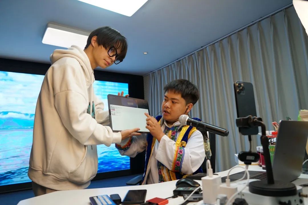 小黑带你看世界的直播间,小黑在直播间