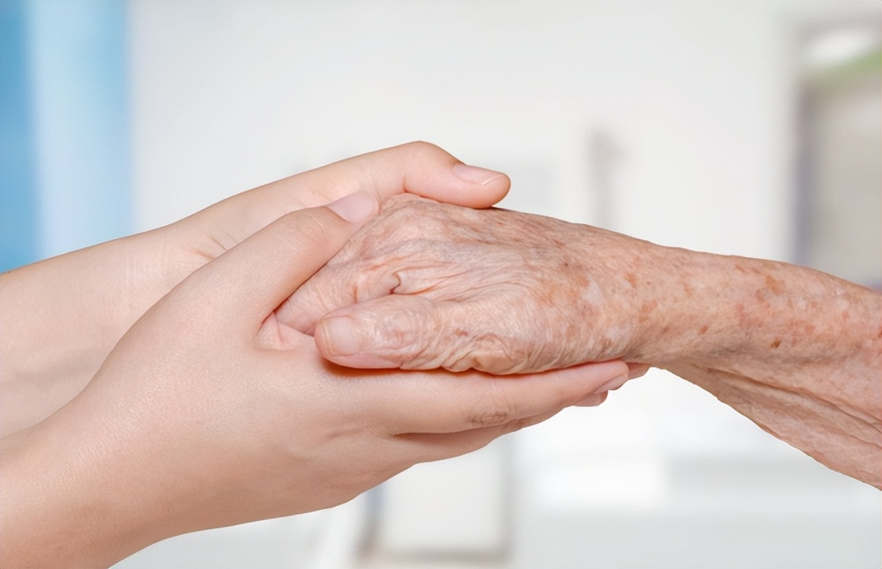 为什么有些人老年斑“密密麻麻”，有些人却没有？医生告诉你真相