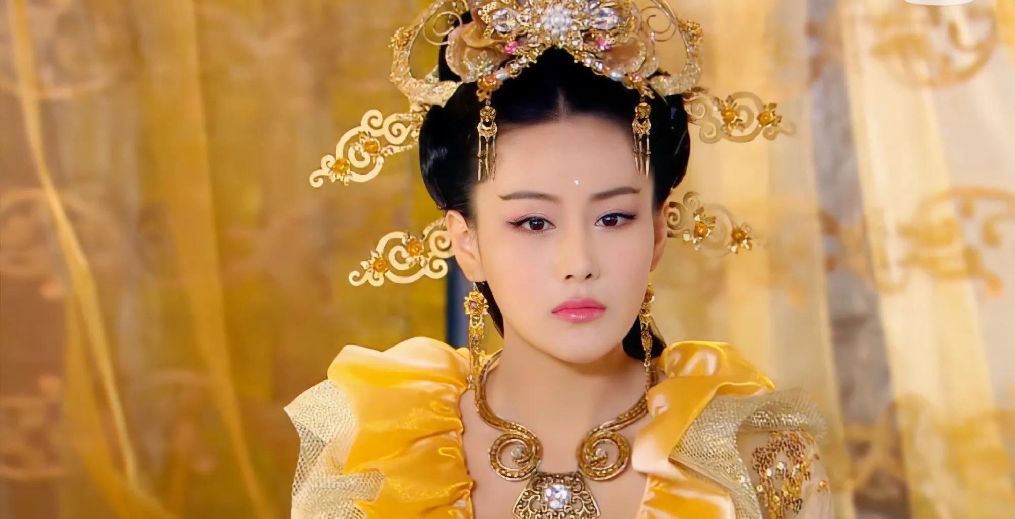 张馨予红毯连衣裙黑色,张馨予惊艳视频照片