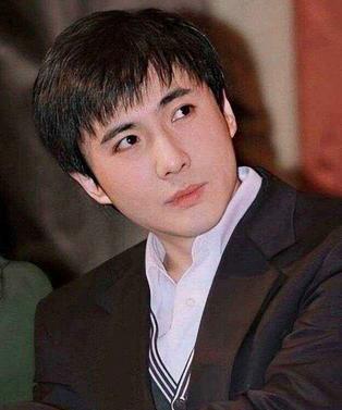 年轻时帅炸天的8位男星，中年后，有人胖快200斤，有人秃成地中海