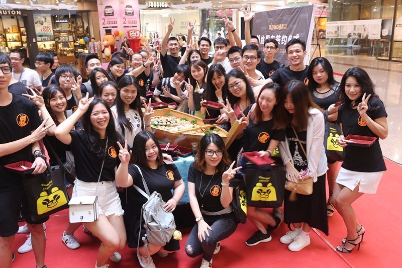 18岁“厂仔们”：月薪3000求帅不求命，娱乐生活懂撩妹找小姐？