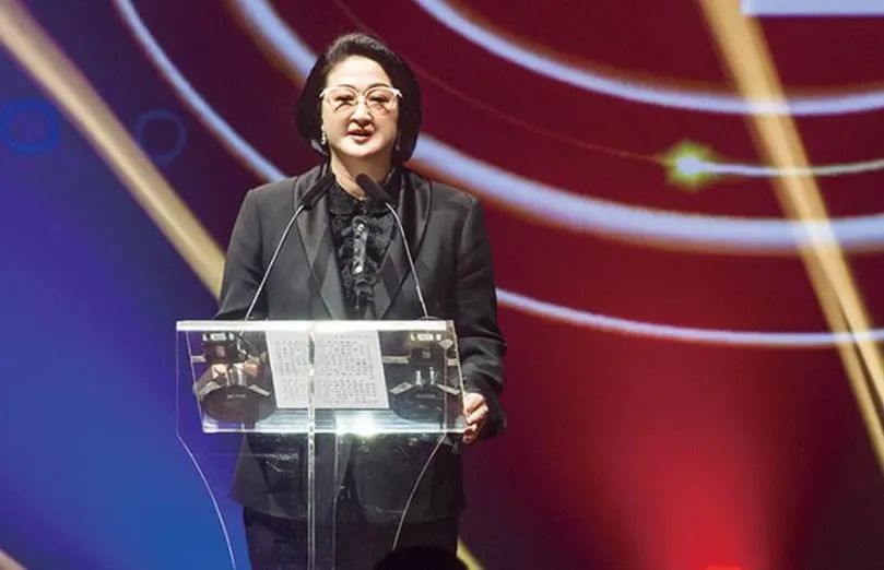 婆媳同命，不当贵妇成了强悍女掌门，扛起风华落尽的汽车王国