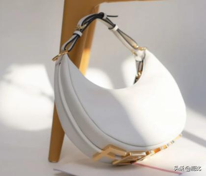 法棍包接班人？Fendi全新出的这款腋下包到底怎么样？