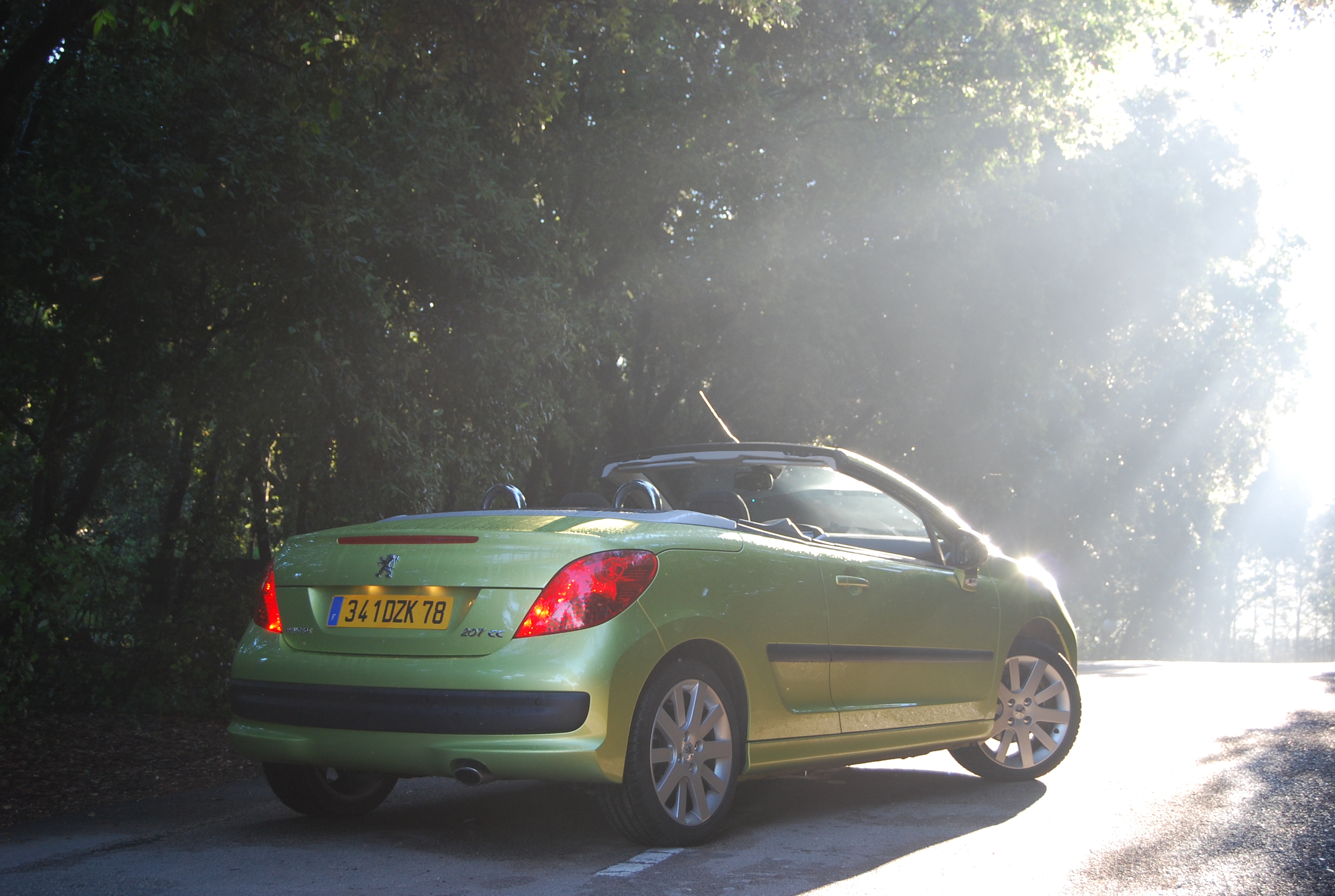 我们在巴黎拍的视频,标致207cc1.6t增压器