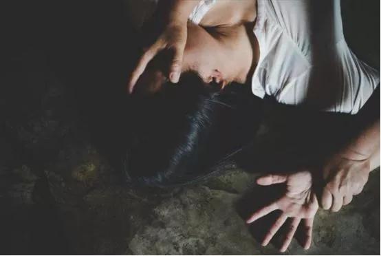 江苏51岁大姐醉酒被人扛走,51岁大姐醉酒被人扛走