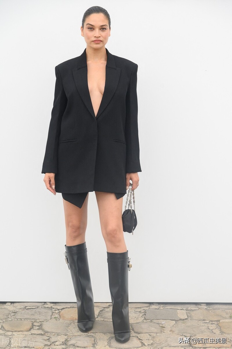 纪梵希设计的服装模特走秀,意大利超模纪梵希秋冬时装周