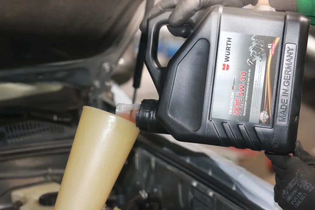 2003年的丰田老霸道，33万公里“车况残旧”，翻新复活变新车