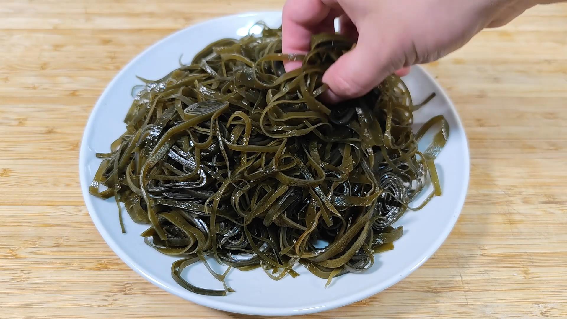 海带丝怎么快速去咸味,凉拌海带怎么去海带的腥味