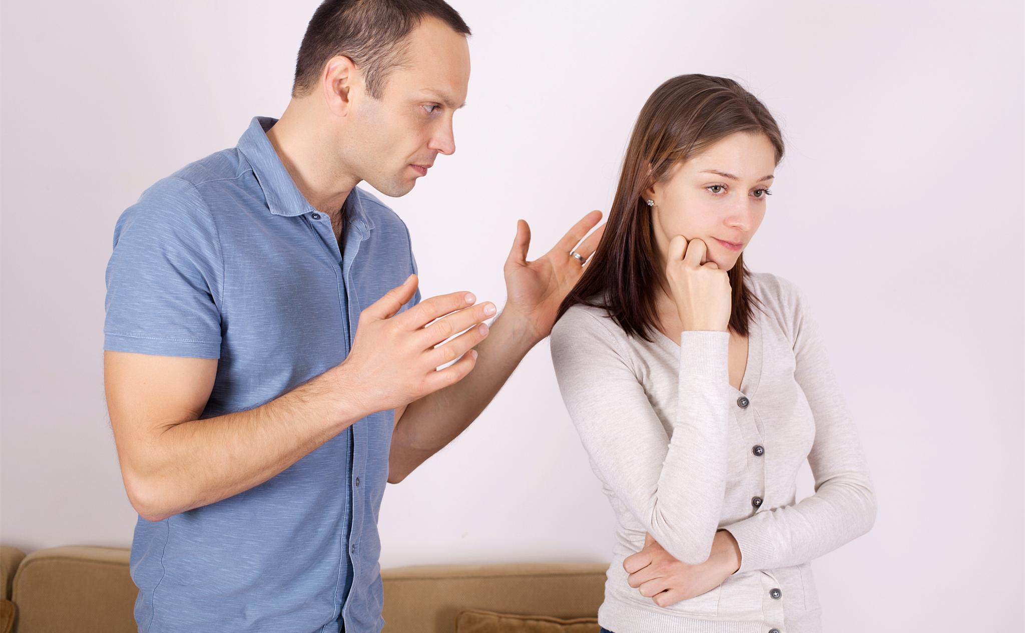 我在门缝撞见了丈母娘的秘密，以为妻子会生气，她却说我做得对