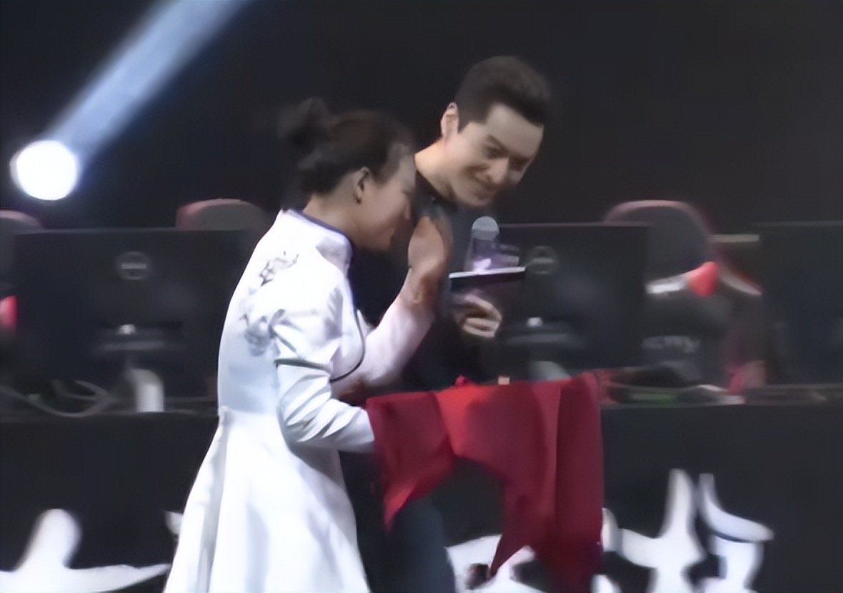 吴宣仪关晓彤玫红色礼服,关晓彤吴宣仪穿衣