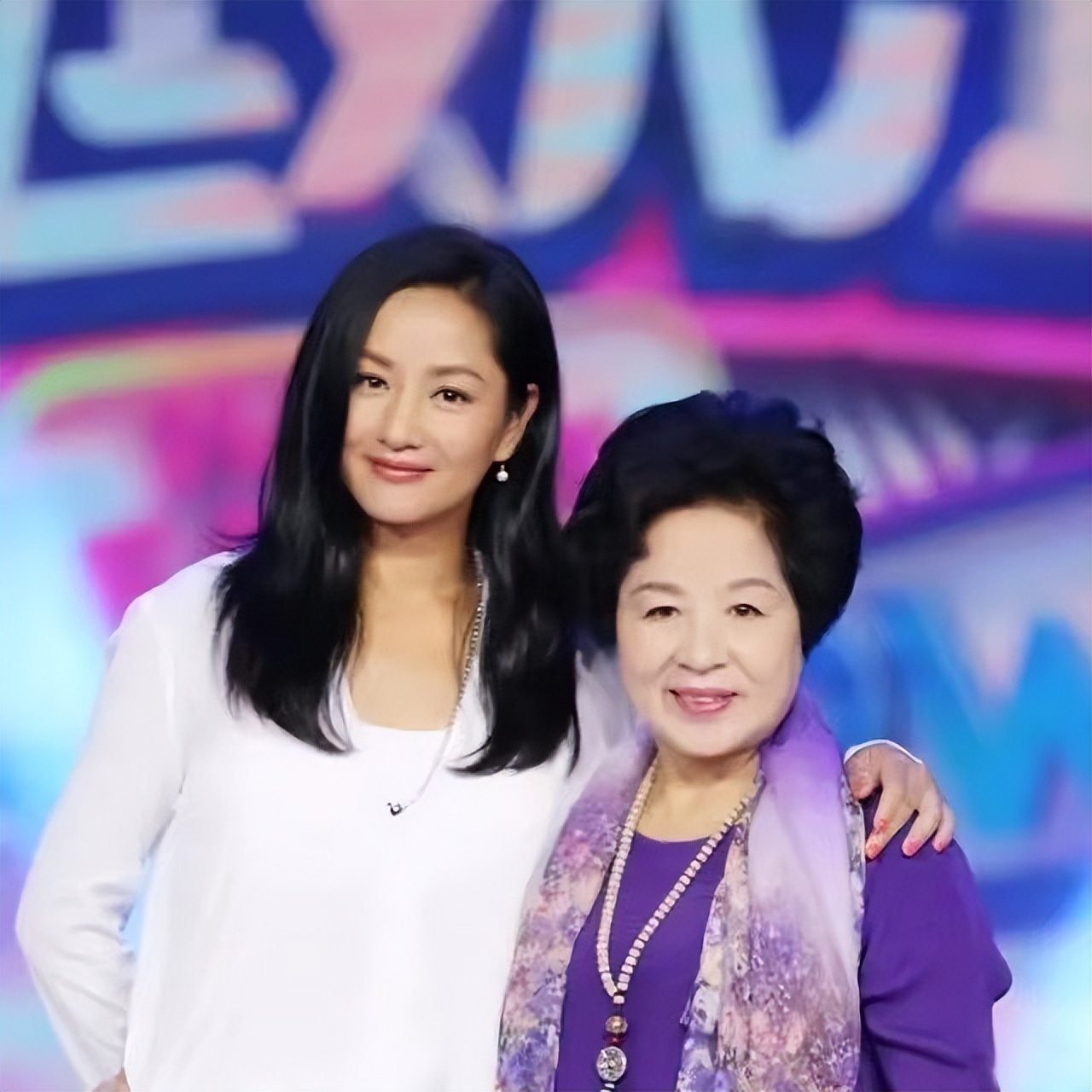 《浪姐4》热播,52岁瞿颖迅速翻红,是因为踩中了三个“*规则潜**”