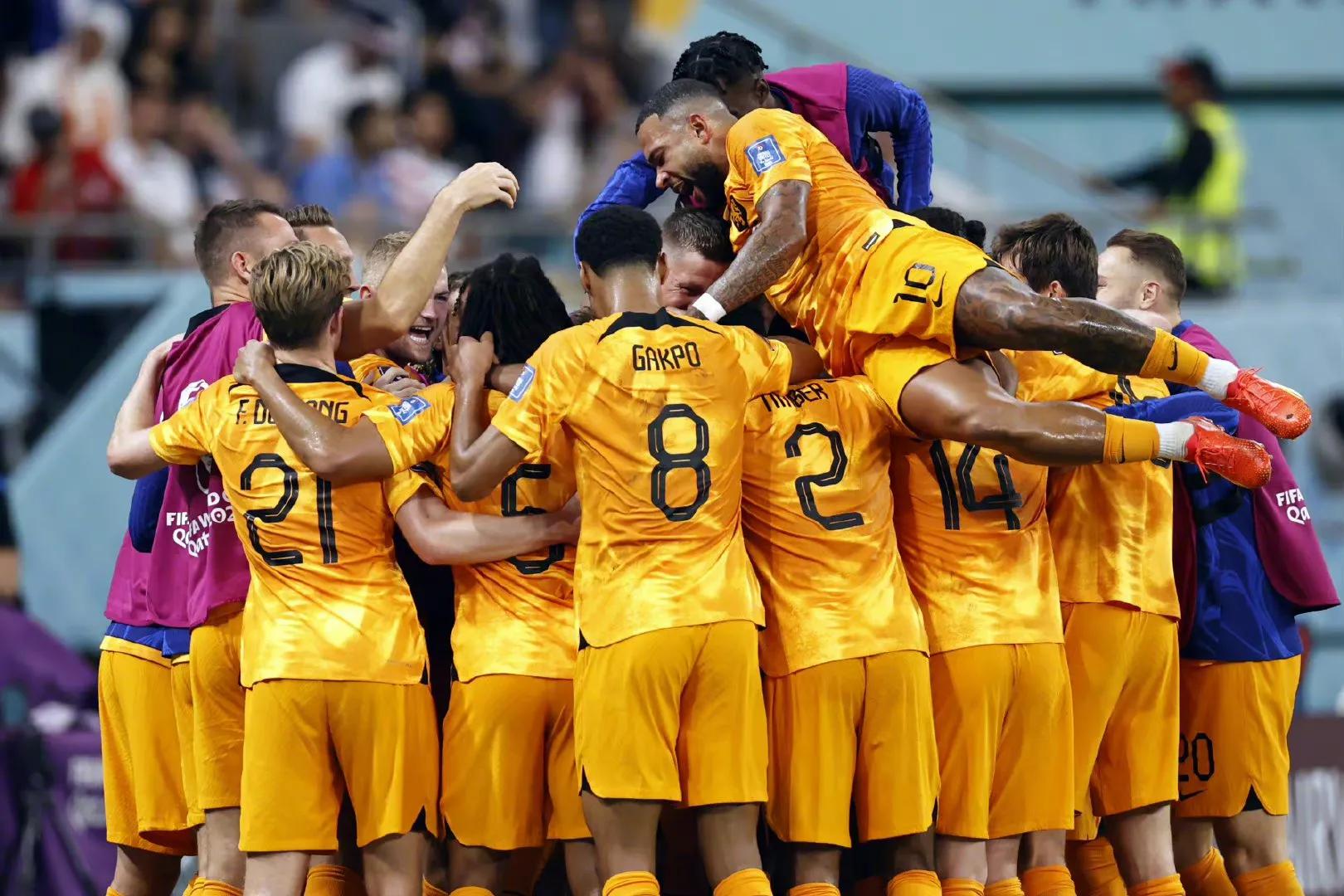 邓弗里斯2传1射，荷兰3-1美国晋级8强，郁金香丑陋足球得实惠