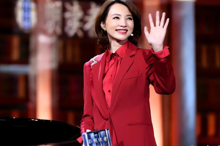 央视一姐颜值不输董卿李红,央视一姐李红董卿