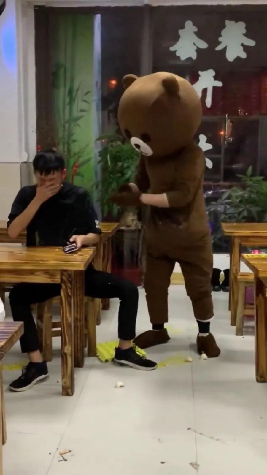 三十年的朋友大庆在童年时就是我们的楷模，原因不是因为他帅