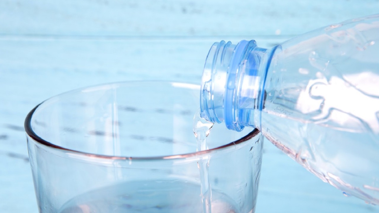 起床喝一大杯水对身体好不好,喝白开水喝多少会加重肾脏负担