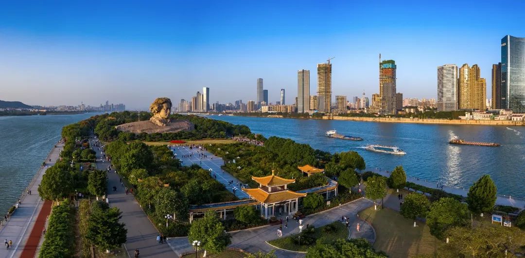 非凡十年展望未来,非凡十年致敬时代英雄