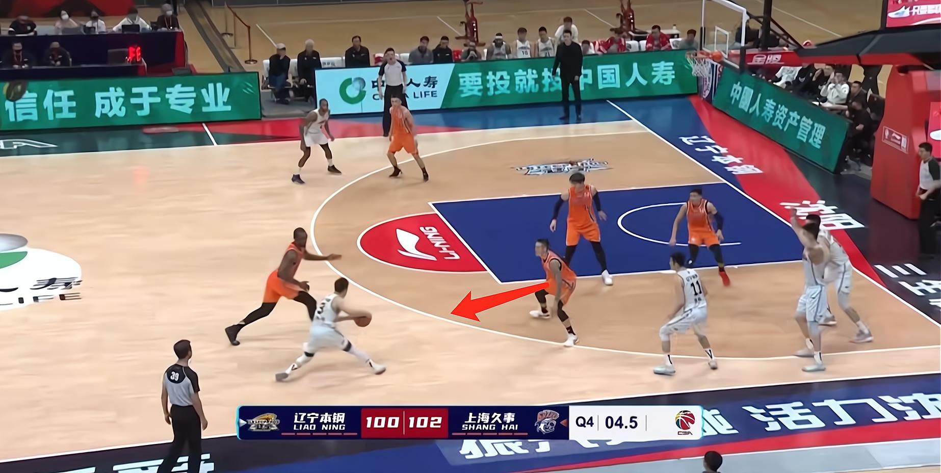 李春江提前猜到杨鸣的绝杀战术，指挥刘铮机智走位断掉赵继伟运球