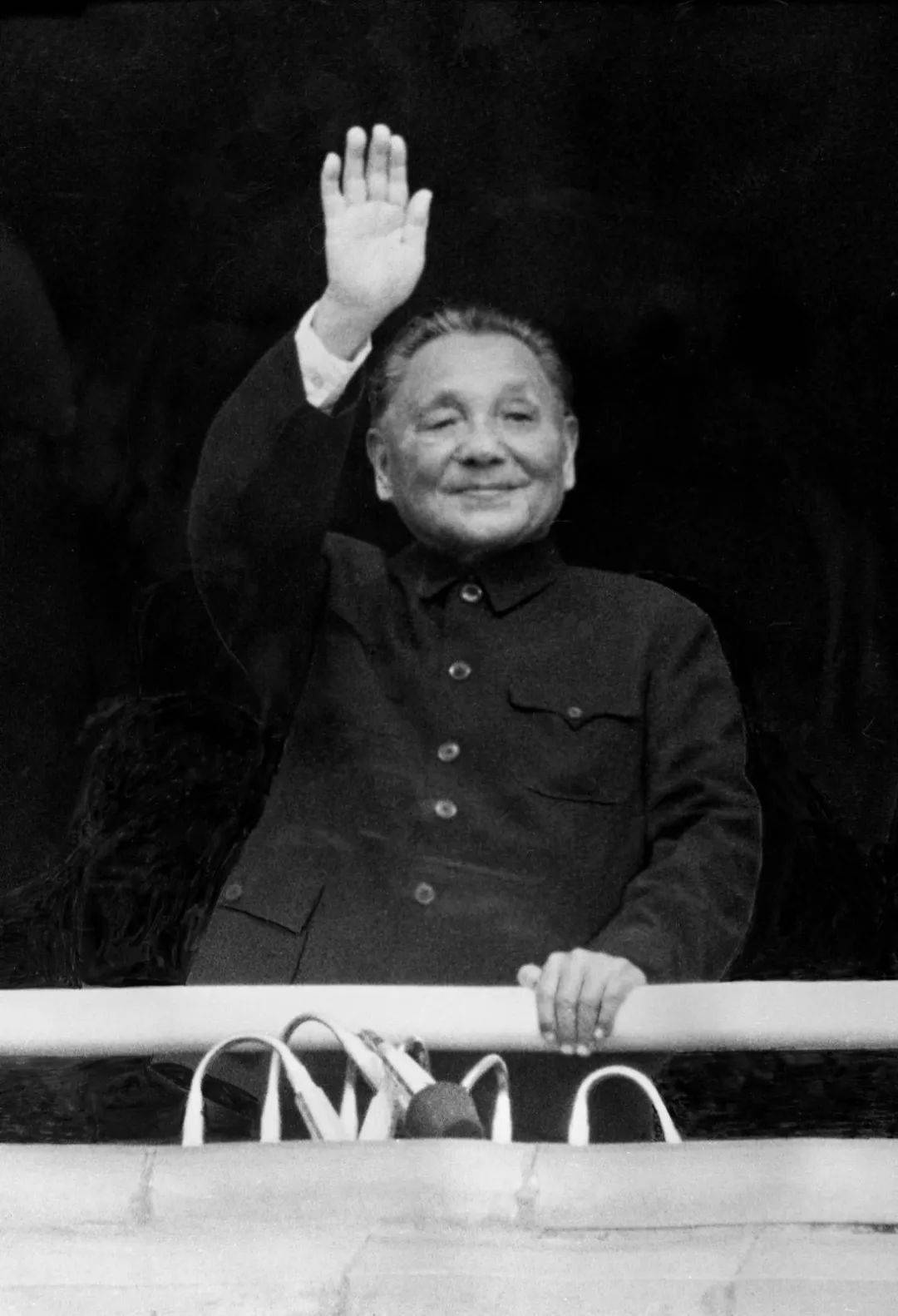 当年“小平您好”4字横幅：横幅用的是床单，笔用的是抹布