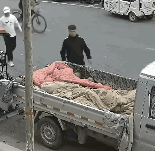 男子被疑似城管队员掌掴,警方回应男子遭城管掌掴